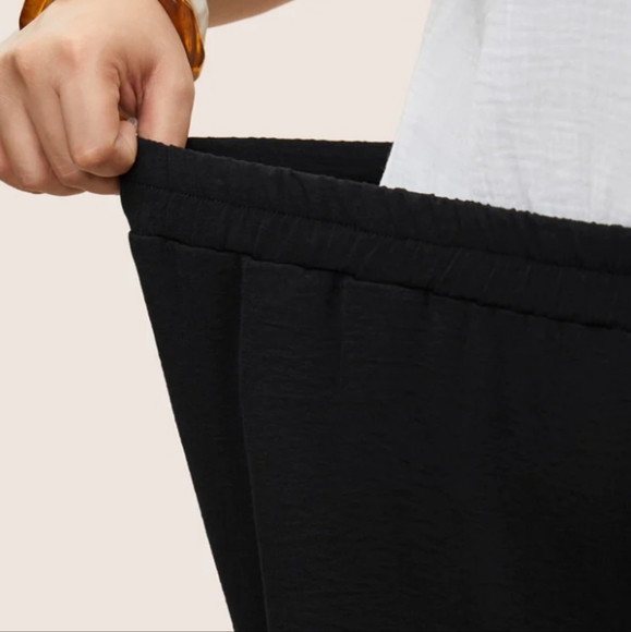 BloomChic size 28 wide leg laser cutout on legs. Black. NWT. Elastic waist - Picture 11 of 12